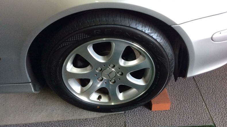 タイヤホイール前