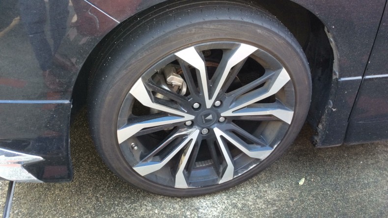 タイヤホイール前