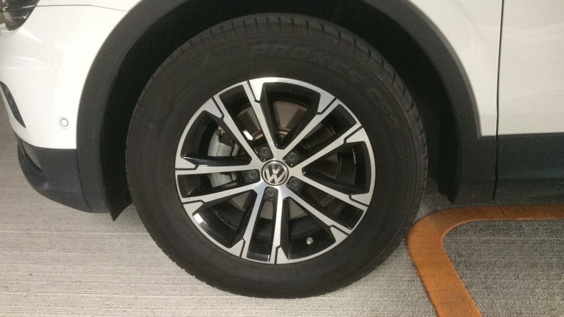 タイヤホイール前