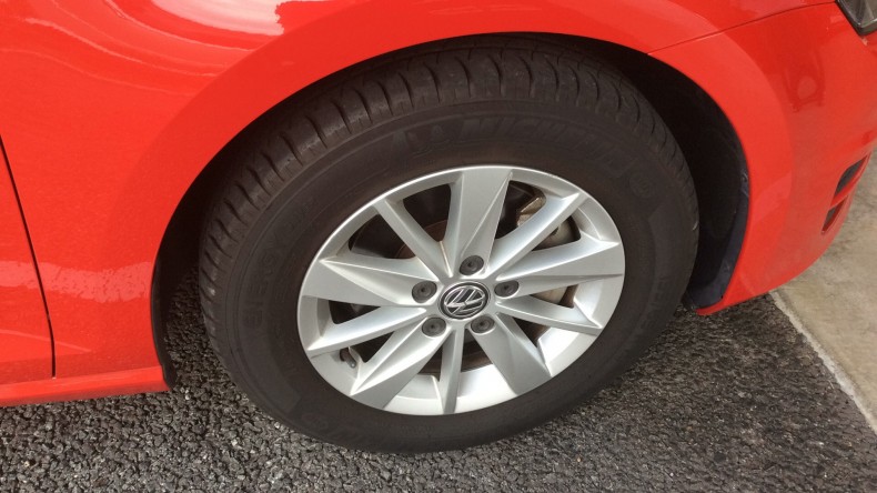 タイヤホイール前