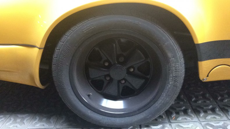 タイヤホイール前