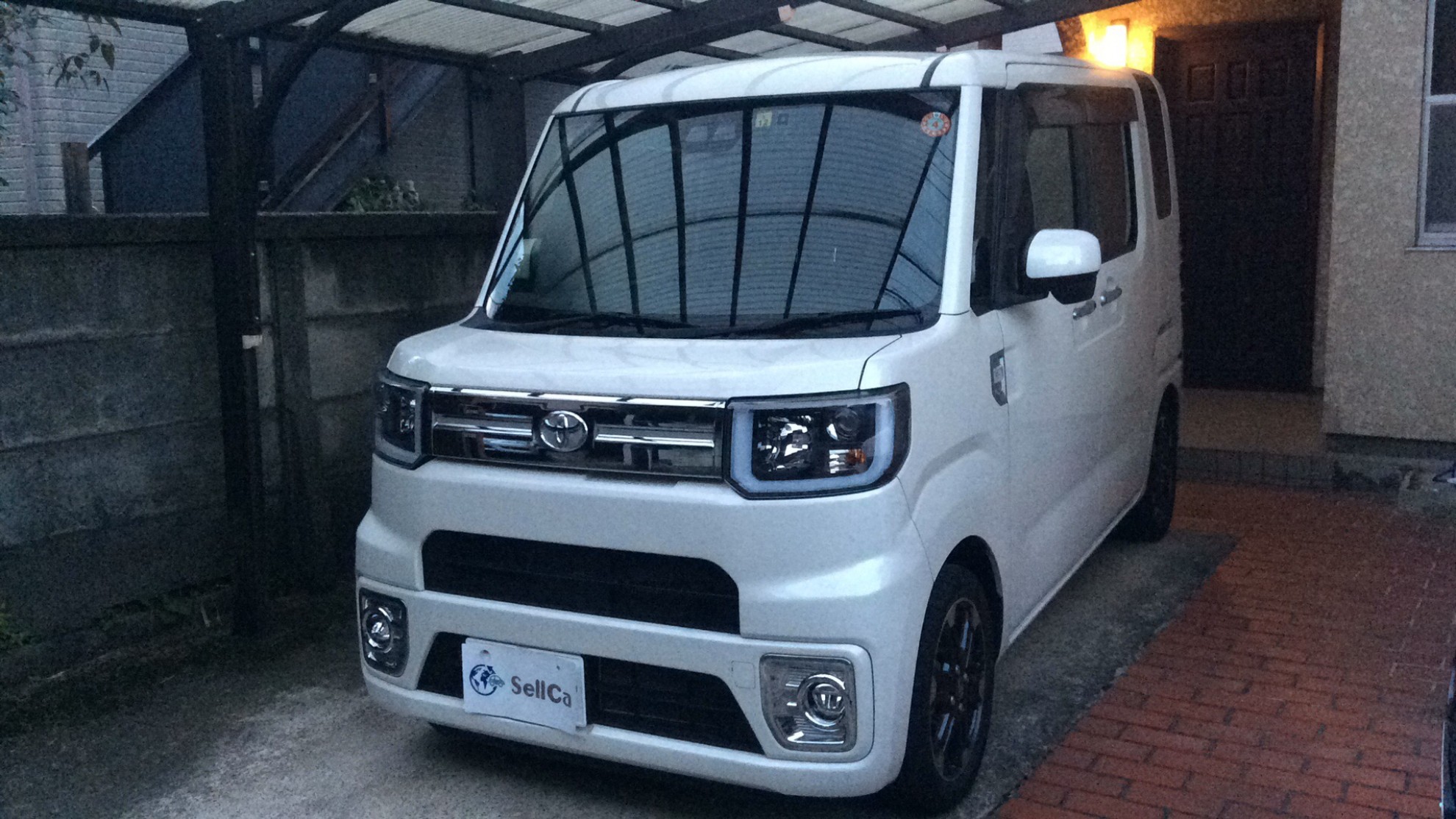 トヨタ　ピクシスメガの車種サムネイル画像