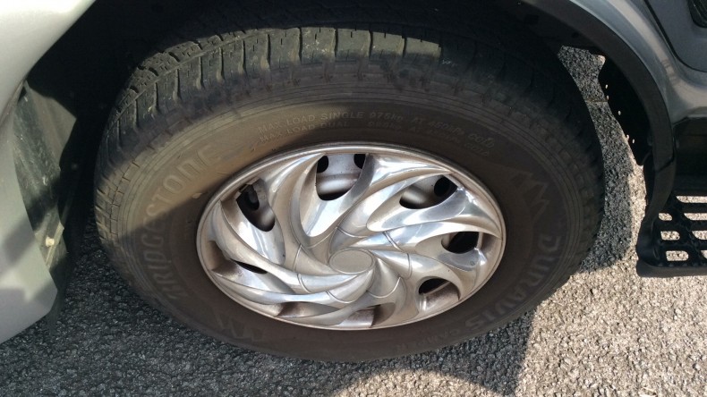 タイヤホイール前