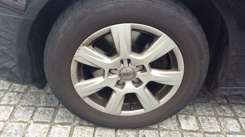 タイヤホイール前