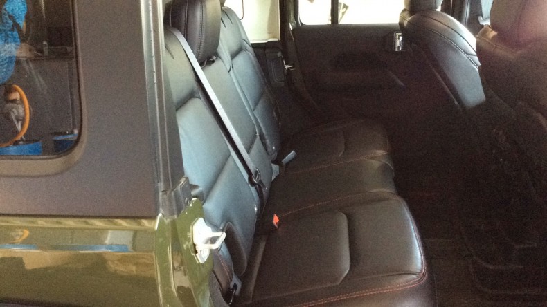 内装後方シート