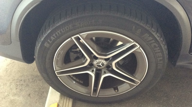 タイヤホイール前