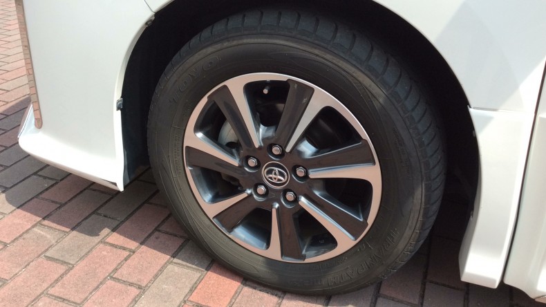 タイヤホイール前