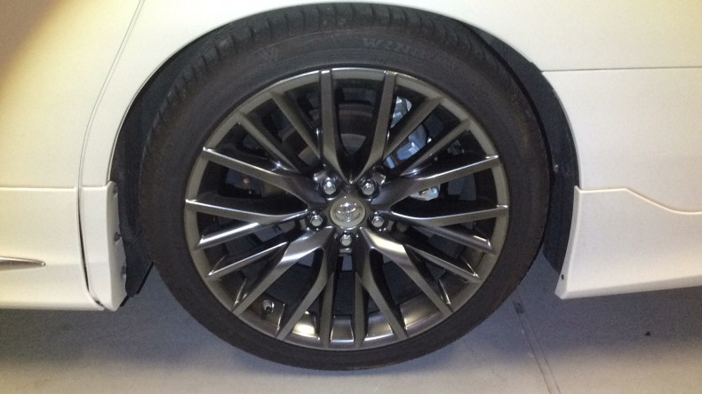 タイヤホイール前