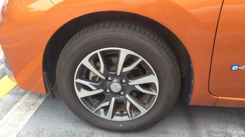 タイヤホイール前