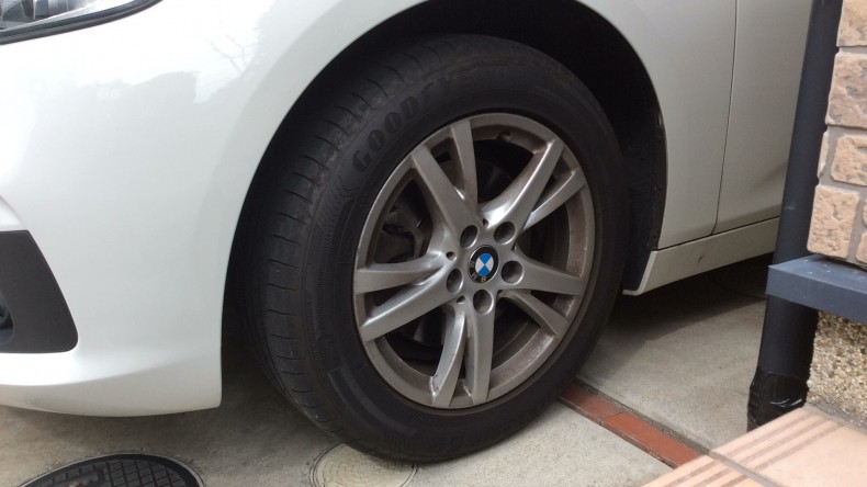 タイヤホイール前