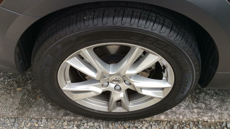 タイヤホイール前