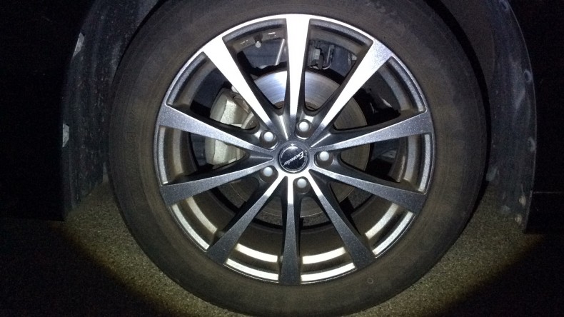 タイヤホイール前