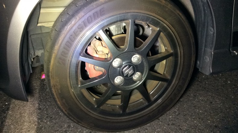 タイヤホイール前