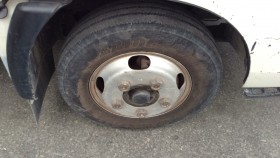 タイヤホイール前