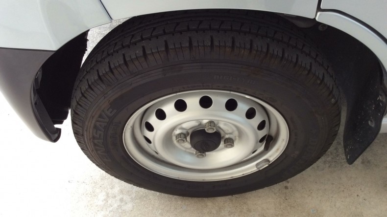 タイヤホイール前