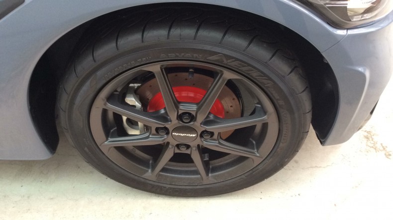 タイヤホイール前