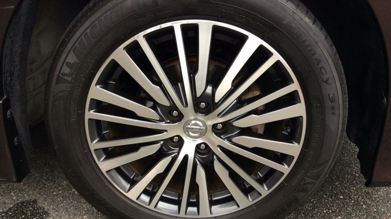 タイヤホイール前