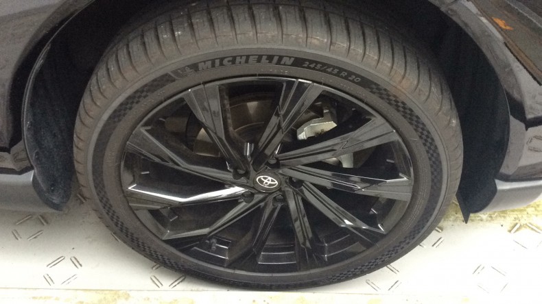 タイヤホイール前