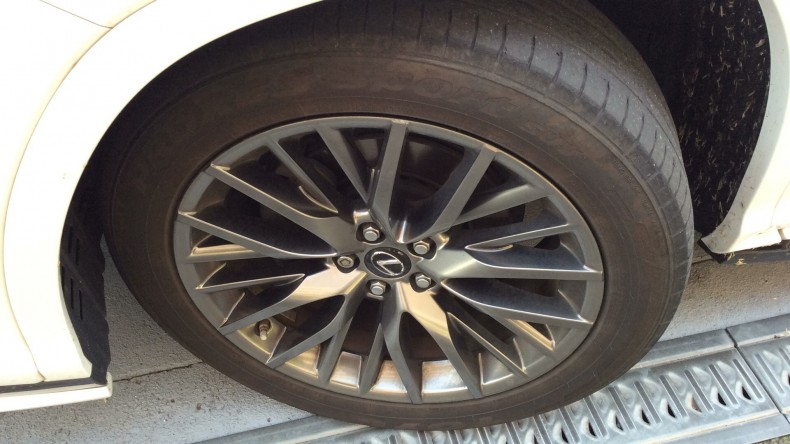 タイヤホイール前