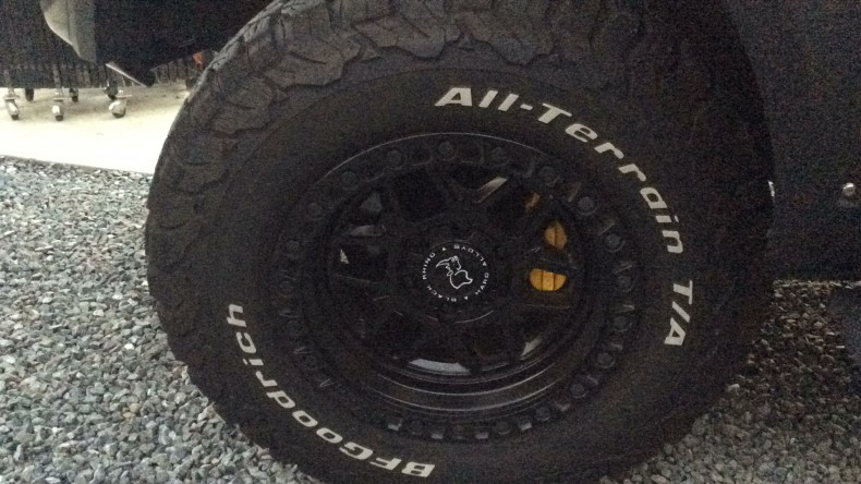 タイヤホイール前