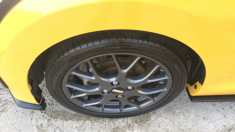 タイヤホイール前