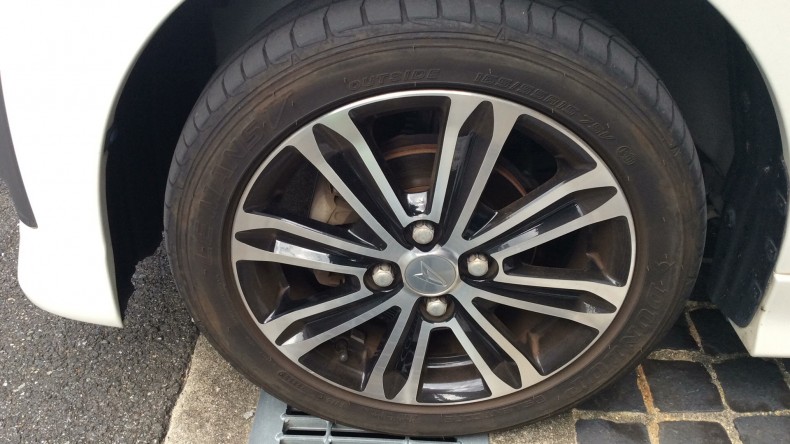 タイヤホイール前