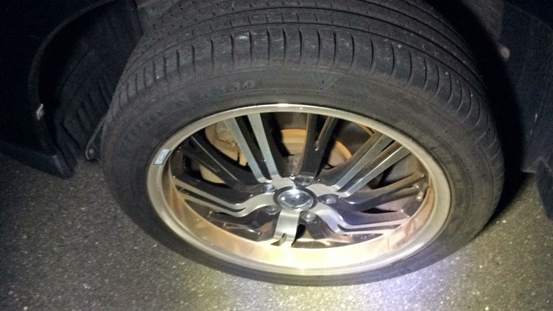 タイヤホイール前