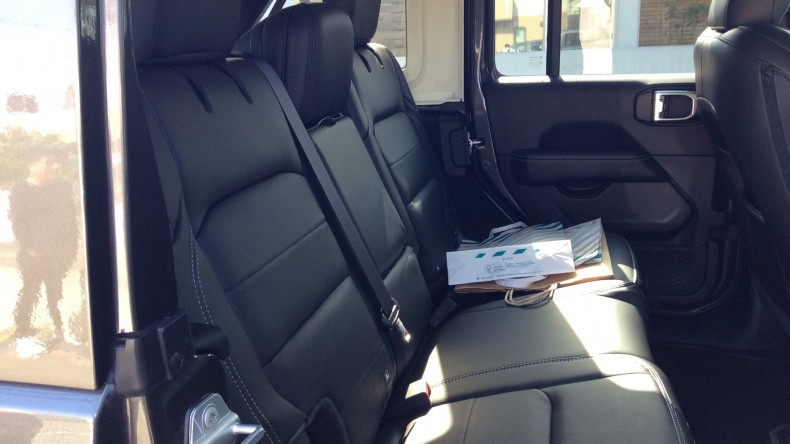 内装後方シート