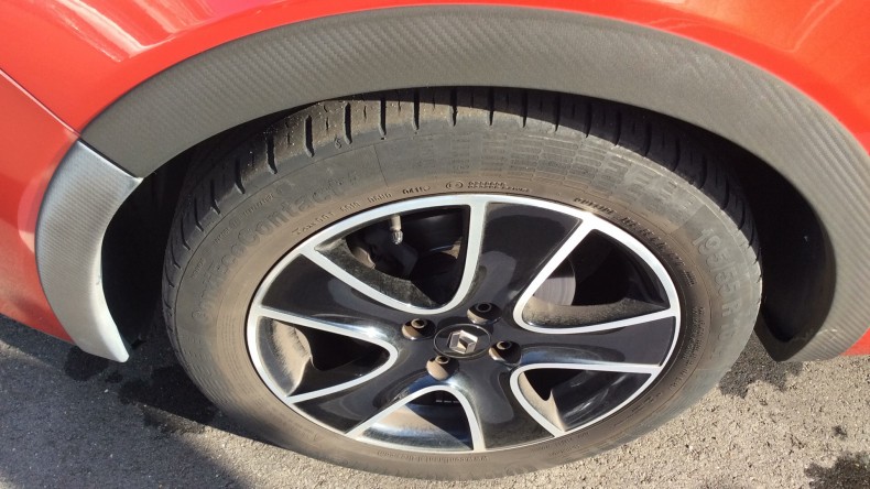 タイヤホイール前