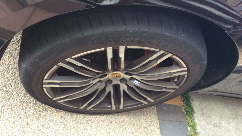 タイヤホイール前