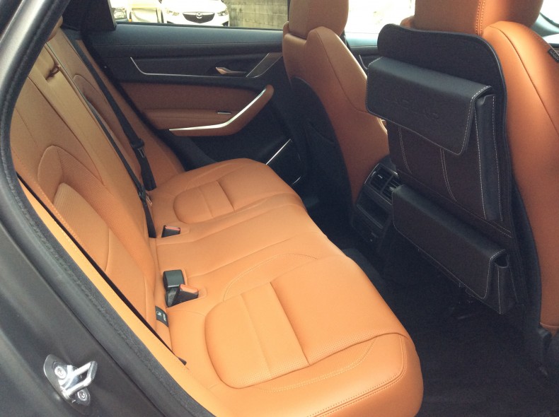 内装後方シート