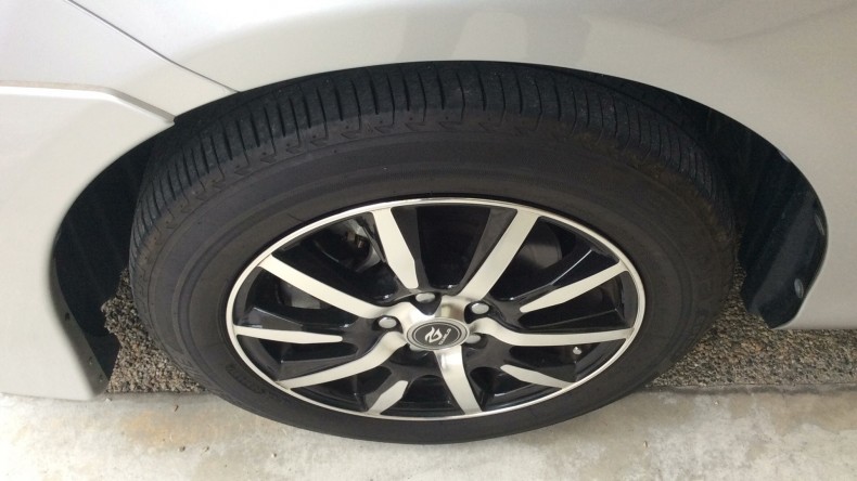 タイヤホイール前