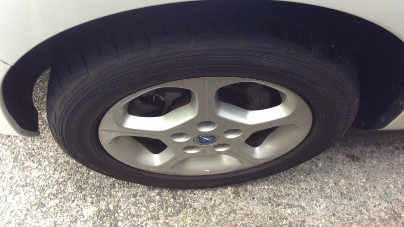 タイヤホイール前