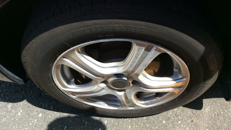 タイヤホイール前