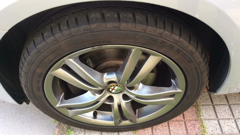 タイヤホイール前