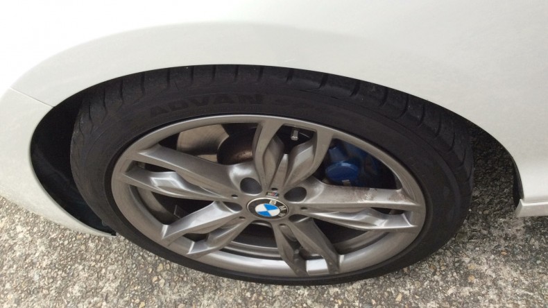 タイヤホイール前