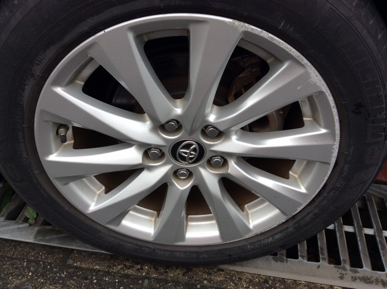 タイヤホイール前