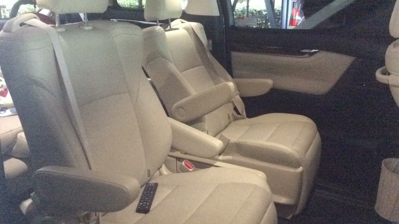 内装後方シート