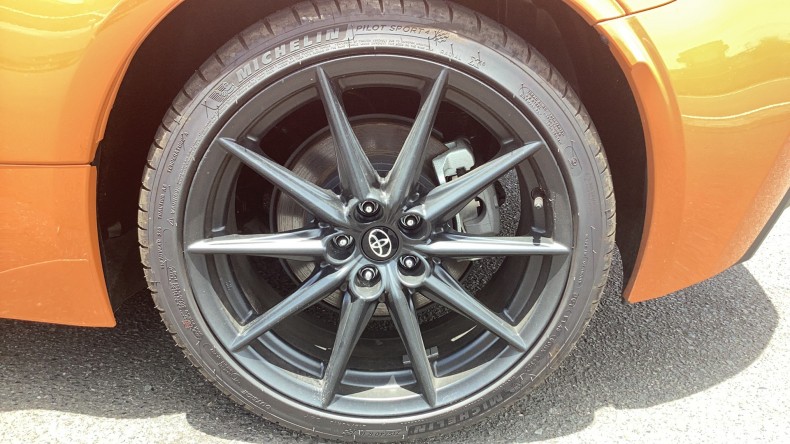 タイヤホイール前